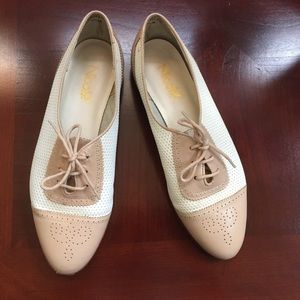 flapper white wingtip leather lace up flat loafer